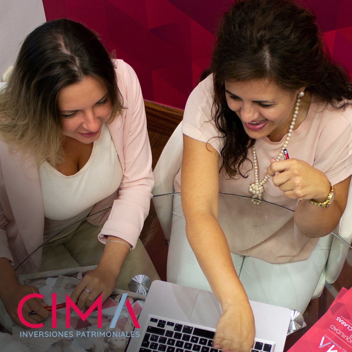 CIMA_Inmob's tweet photo. Tantas horas juntas que ya nos mimetizamos🤷‍♀
En CIMA estamos al día de todo lo que ocurre dentro y fuera del equipo, actualizados al milímetro para que no se nos pase nada.😍🤟🏼
Y es que para ofrecer un servicio tan completo, trabajar codo con codo es imprescindible👌🏽 https://t.co/Fxe90c5JYa
