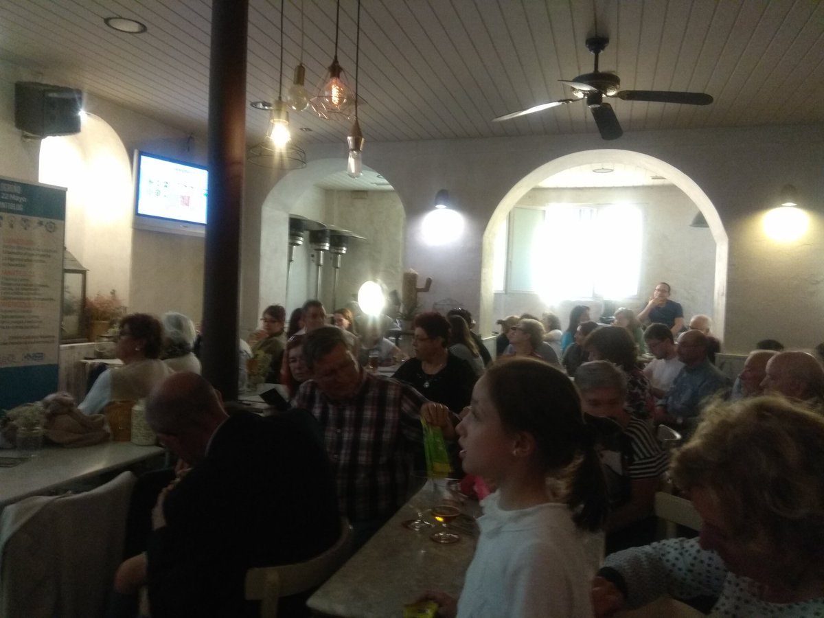 _Argi_'s tweet photo. Aquí no cabe ni un alfiler! Toda esta gente está en #Pint19LOG para escuchar hablar de ciencia. Alucinados estamos! #Pint19ES https://t.co/e0oQ3nDV47