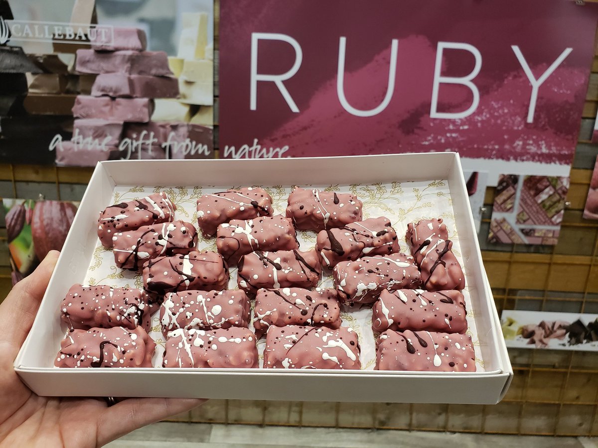 ChicagoLovesPan's tweet photo. Time to try what everyone's been talking about: @BCgroupnews's ruby #chocolate (here as an application of crispy cereal treats). It has a light, fruity flavor I thoroughly enjoyed. A unique #gourmet way to elevate a classic recipe @SWEETSandSNACKS @Ruby4thtype #SSE19 #rubilicious https://t.co/IT9Tku0Dgu