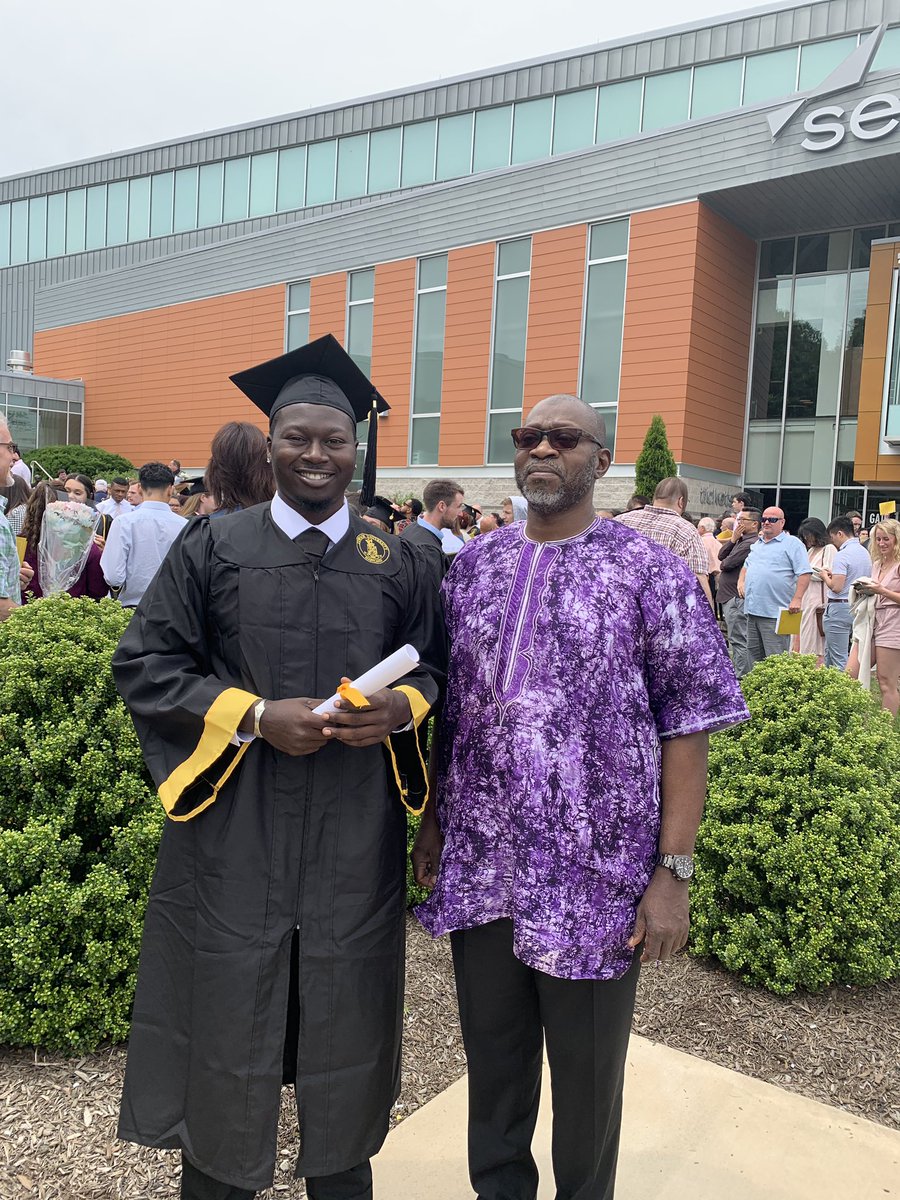 Hidden__Talent's tweet photo. We out 🤯#GradSzn 🎓 https://t.co/4ff5s7MkOh