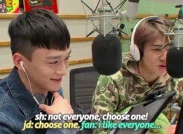 Pikuchen's tweet photo. Sehun's reaction when the fan choose Jongdae as the one she like in EXO is so funny jdjdj he's such a baby 😂😂😂 https://t.co/7PhGDoEMRD