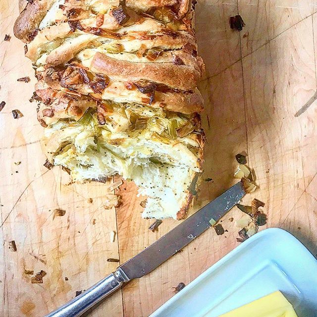 jessiesbakes's tweet photo. peeps! i have joined a lovely gaggle of food bloggers today, in creating recipes calling for leeks (check out the hashtag #leeksonfleek to see all the fab leeky content). my contribution? cheesy caramelized leek pull-apart bread with black pepper, to be … https://t.co/zUFGEeRVqS https://t.co/W30q8uQDI2