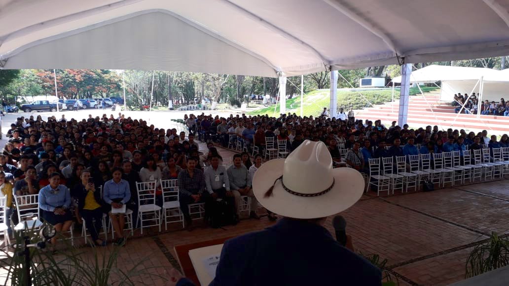 SEFADER_GobOax's tweet photo. En el @ItvoOficial, participa el Srio. Carlos Grau López en el 3er. Congreso Nacional de Recursos Naturales, Sistemas de Producción e Innovación Tecnológica, el cual permite dar a conocer a los estudiantes nuevas tendencias para la producción de diferentes cultivos agrícolas. https://t.co/ljnNFI9RaX