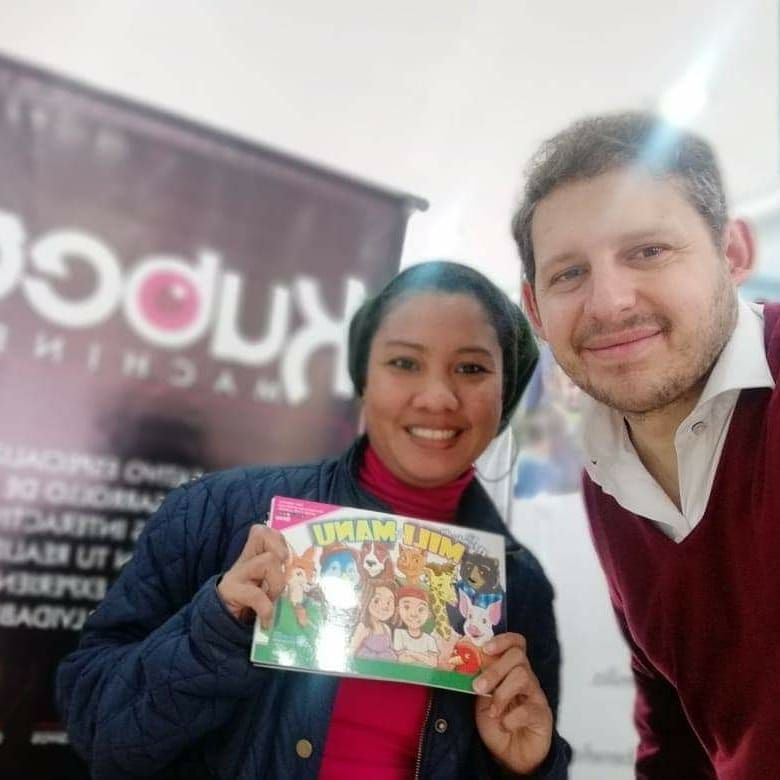 JOVENESDDHH's tweet photo. Estamos en la #fitsar junto a #kubeymachine presentando #elmundodemiliymanu un libro interactivo con #realidadaumentada pensado para que los más chicos aprendan sus derechos! #JovenesDDHH @kubeymachine @desdewingu https://t.co/GNdU4DpnK0
