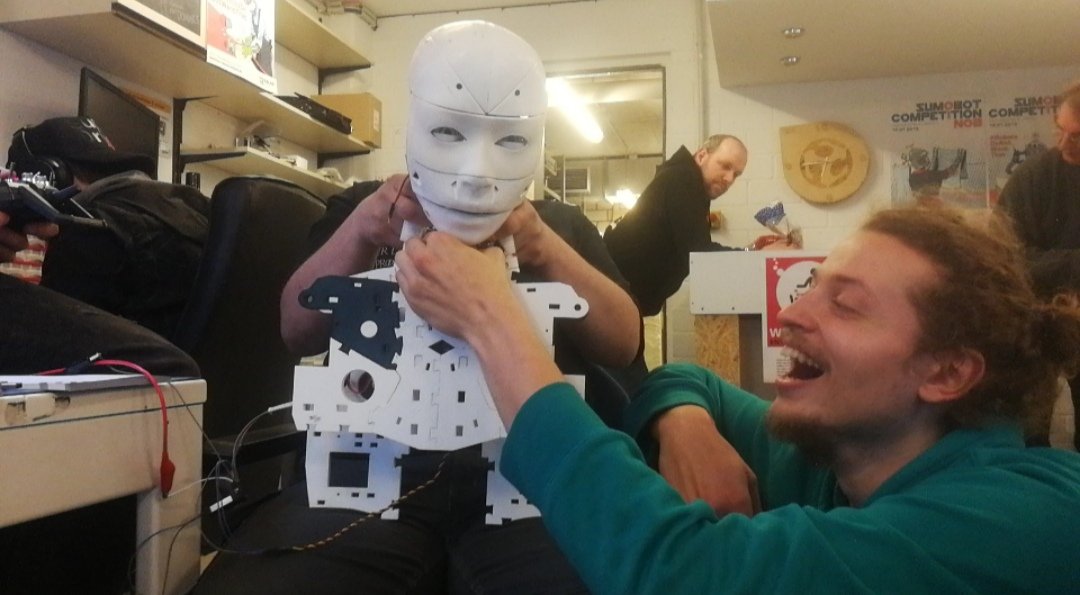 Bundel481's tweet photo. @FablabLuebeck Glaubt ihnen kein Wort! #RobotsDoNotWantThat https://t.co/21Hx1eqn9u