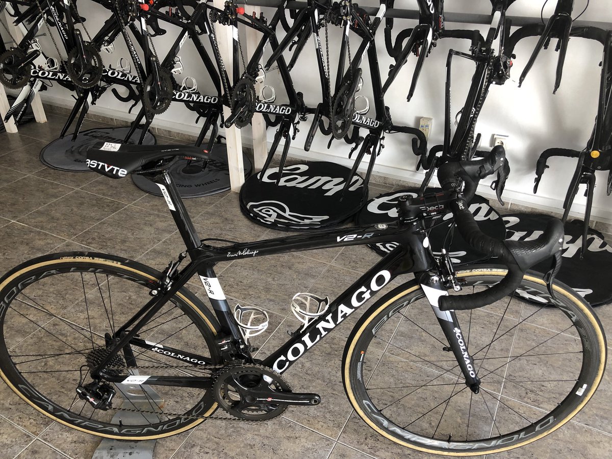 TheProsHub's tweet photo. This @colnago V2R Frame is the same as the one ridden by Giro d’Italia LEADER @valerioconti93 of team @TeamUAEAbuDhabi - @TheProsHub are selling these SR EPS V2R’s with Bora wheels for 4000 euro! As seen! #RideLikeConti https://t.co/C6454zYZrE