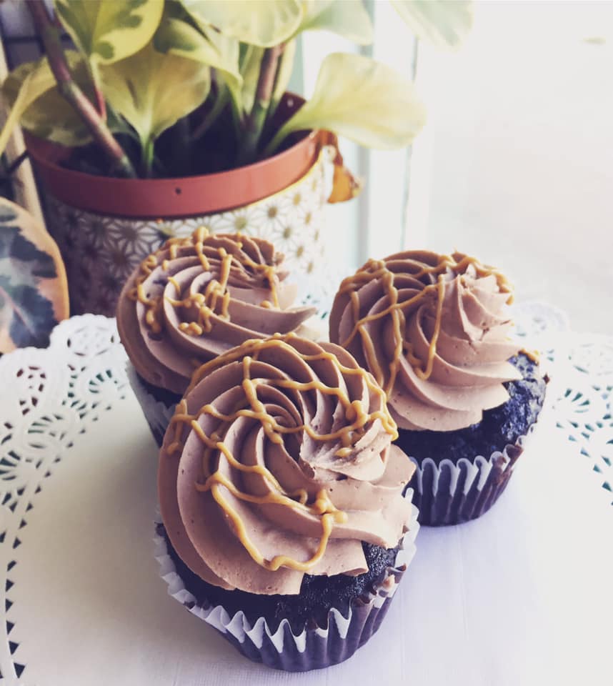 🤠 Giddy up, Cowboy! 🤠  Our Vegan Valrhona chocolate cake filled with whipped peanut butter  cream, topped with chocolate frosting and a peanut butter glaze. Non  vegan cowboys will love this, too! 🍫🥜🍯
#vegan #peanutbutter #cupcakes #peanutbutterlover #atxfood #austineats