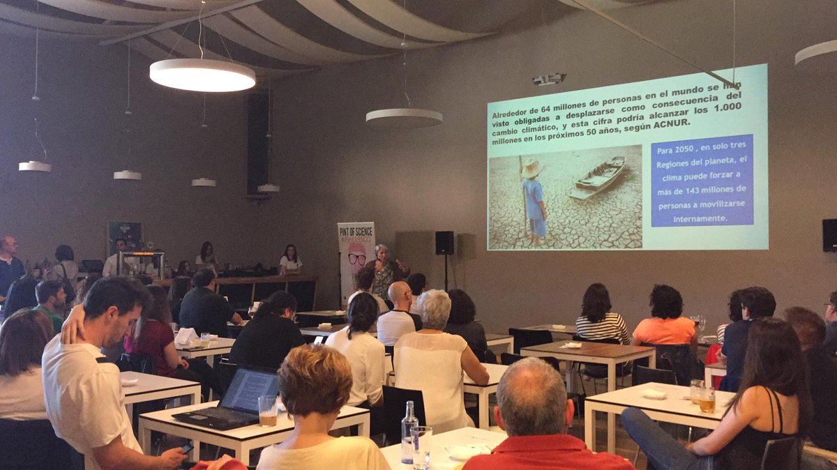 biosant_usc's tweet photo. El primer turno es para Ángeles López Agüera. Aprendiendo sobre migrantes climáticos 🤗 #Pint19SCQ #Pint19ES https://t.co/mXNHEhvbUE