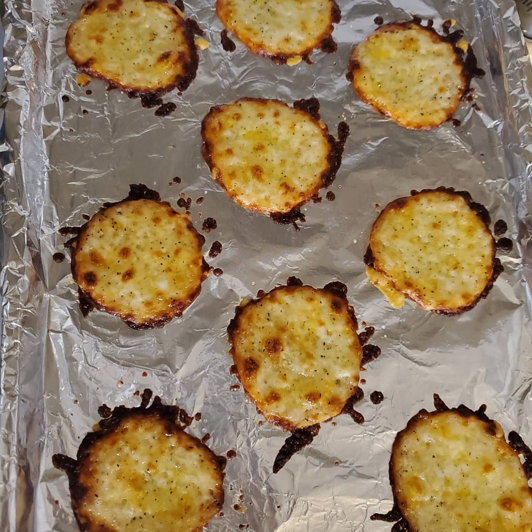 OdinsonOfAsgard's tweet photo. #NoCarb "Chips" 🧀🧀🧀🧀🧀🧀
1/2 cup #MozzerellaCheese &amp; 1/2 cup #SharpCheddarCheese with garlic salt and pepper. Heavily oil foil with with coconut oil so doesn't stick. Each chip is 1 tbsp cooked at 350 degrees for 7-10mins.
#Macros 
 #Fat -32g
 #Carbs -0g
 #Protein -26g https://t.co/TGf69EFv1y