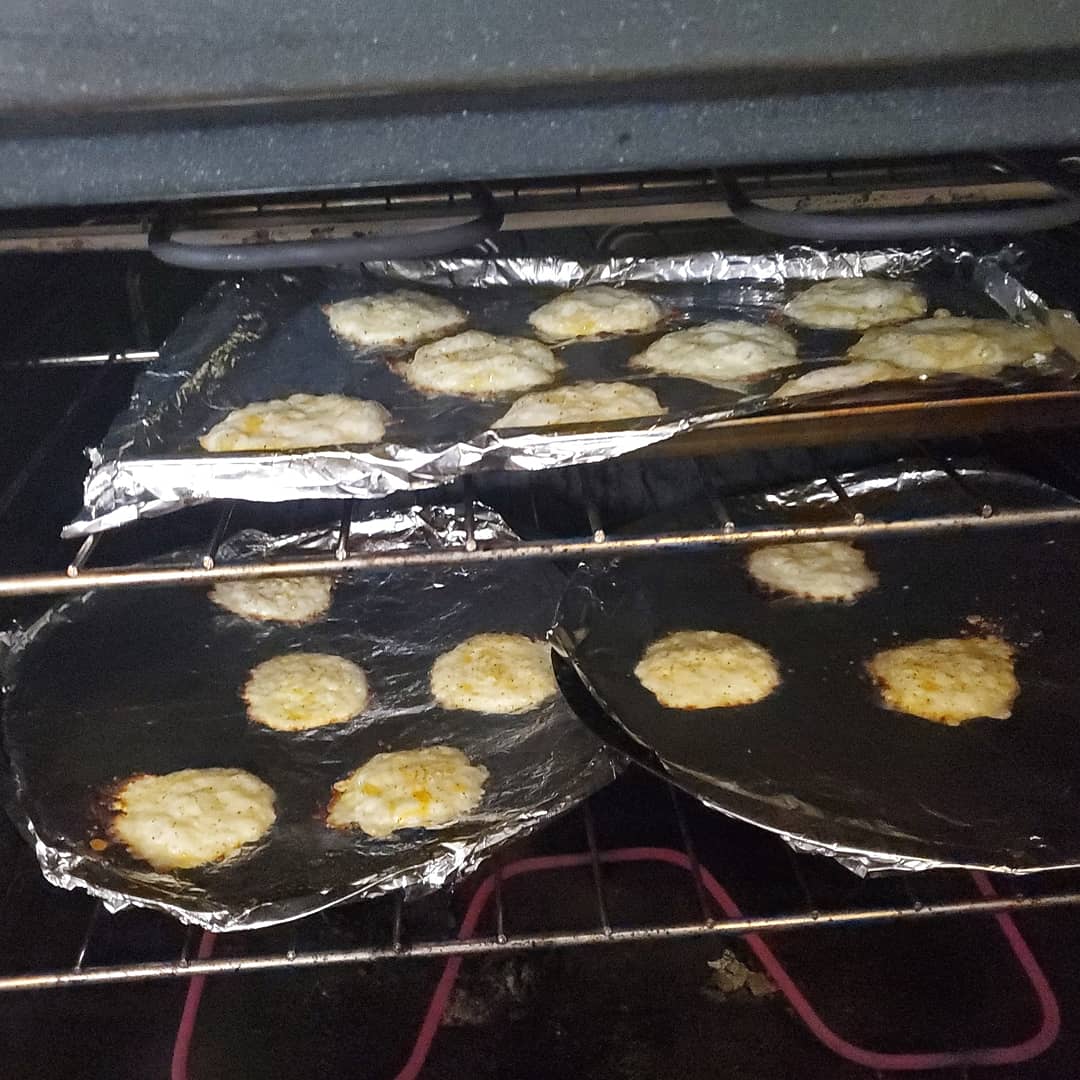 OdinsonOfAsgard's tweet photo. #NoCarb "Chips" 🧀🧀🧀🧀🧀🧀
1/2 cup #MozzerellaCheese &amp; 1/2 cup #SharpCheddarCheese with garlic salt and pepper. Heavily oil foil with with coconut oil so doesn't stick. Each chip is 1 tbsp cooked at 350 degrees for 7-10mins.
#Macros 
 #Fat -32g
 #Carbs -0g
 #Protein -26g https://t.co/TGf69EFv1y