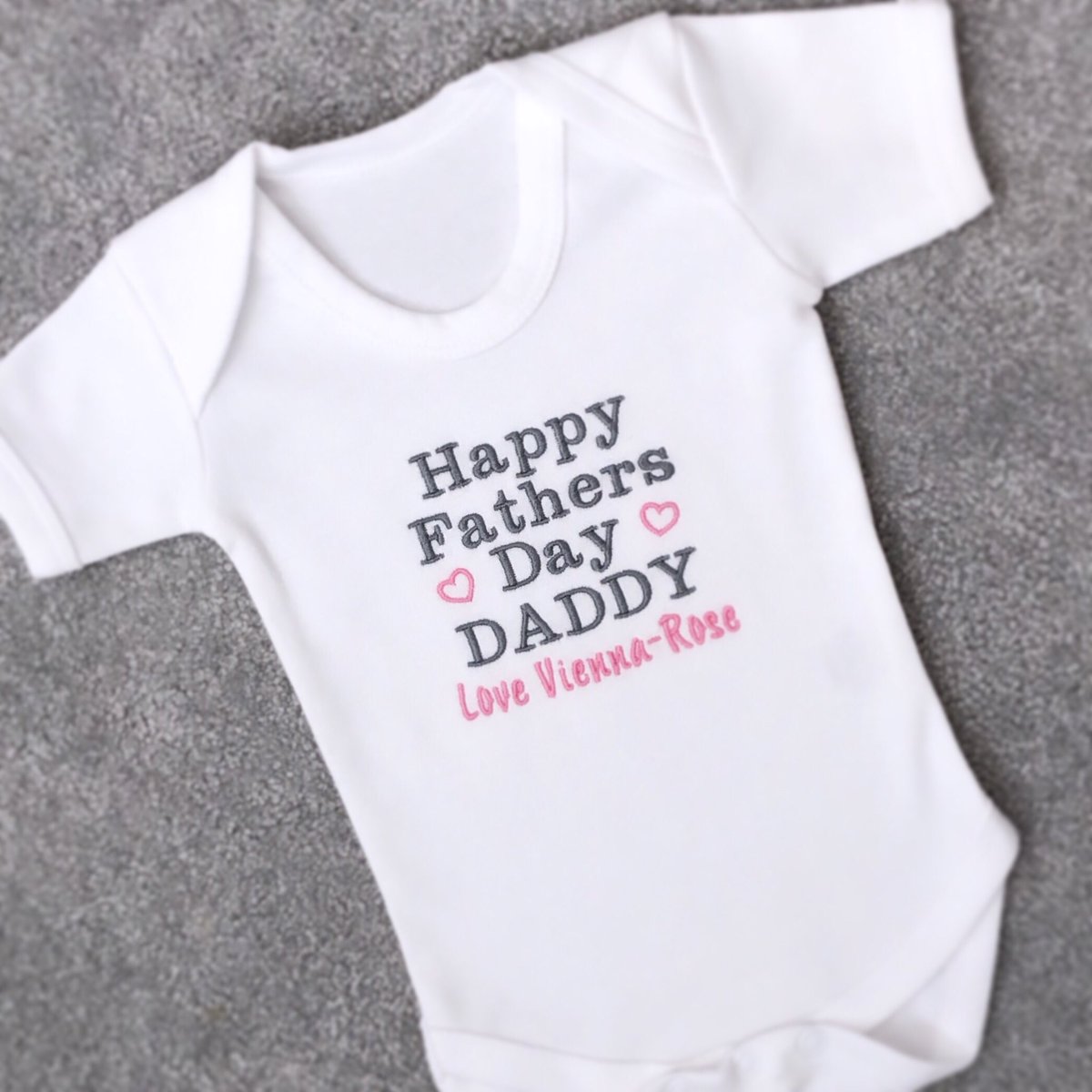 EarlyYearsGifts's tweet photo. Make Daddy smile this Fathers Day 🥰❤️
Can also be customised to Daddy’s 1st Fathers Day 💗💙

https://t.co/LV9iTYr1EP to order ��� FREE P&amp;P!🌟
#earlyyearsgifts #1stfathersday #fathersday #fathersdaygifts #fathersdayvest #fathersdaytshirt #fathersday2019 #newdaddy #happyfathersday https://t.co/Yctqyjbku3