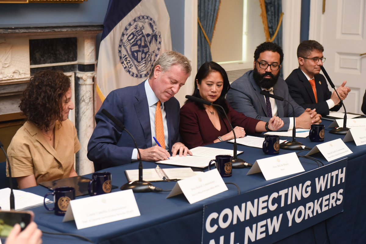 NYCMayorsOffice's tweet photo. Today @NYCMayor signed an executive order supporting our city's Ethnic and Community media. Our diverse city needs diverse media, and the City will spend half of its digital and print advertising budgets in these vital outlets. https://t.co/xXnf3oUGEI