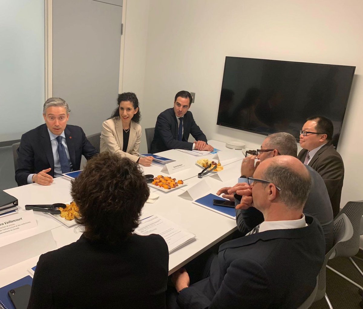 RachelBendayan's tweet photo. Rencontre très intéressante au @HEC_Montreal avec @accelerateurHEC et le Ministre @FP_Champagne 

We're investing in our students and entrepreneurs  - we’re #InvestingInYou ! https://t.co/TWCNyAPyql