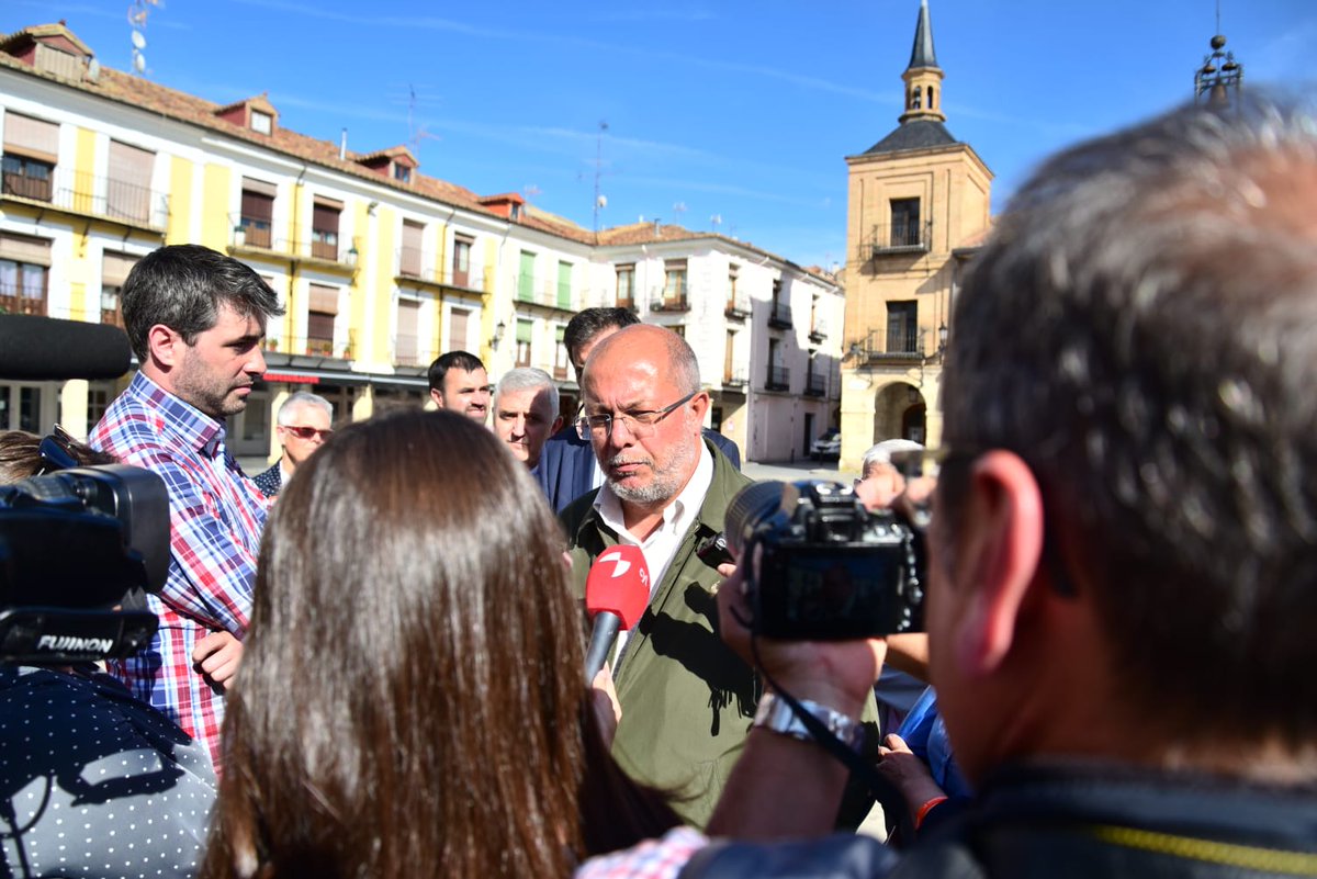CsCastillayLeon's tweet photo. 📡@FranciscoIgea "Los consultores no atienden si no hay médicos, hay que cambiar completamrnete la gestión, hay que medir el rendimiento, incentivar a los profesionales, acabar con + de 30% de interinidad de los profesionales, hay que incentivar una mejora continua de la calidad" https://t.co/h5BehdWZT9