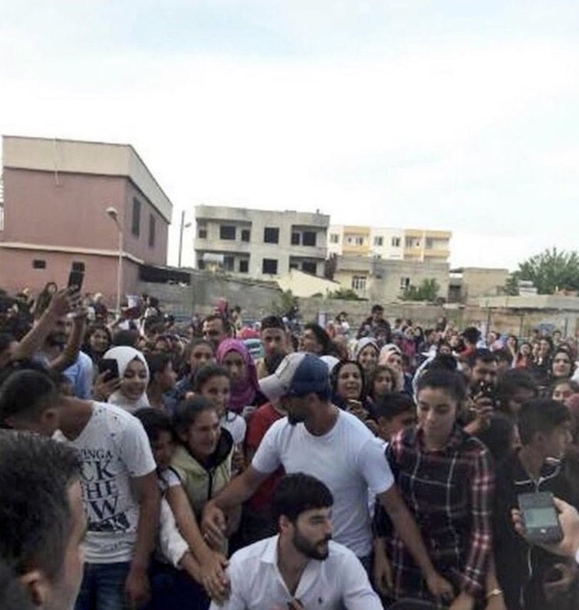 Urfa halkı beni bi sal aq kaç gündür nefes alamıom sizin yüzünüzden! 
#Hercai