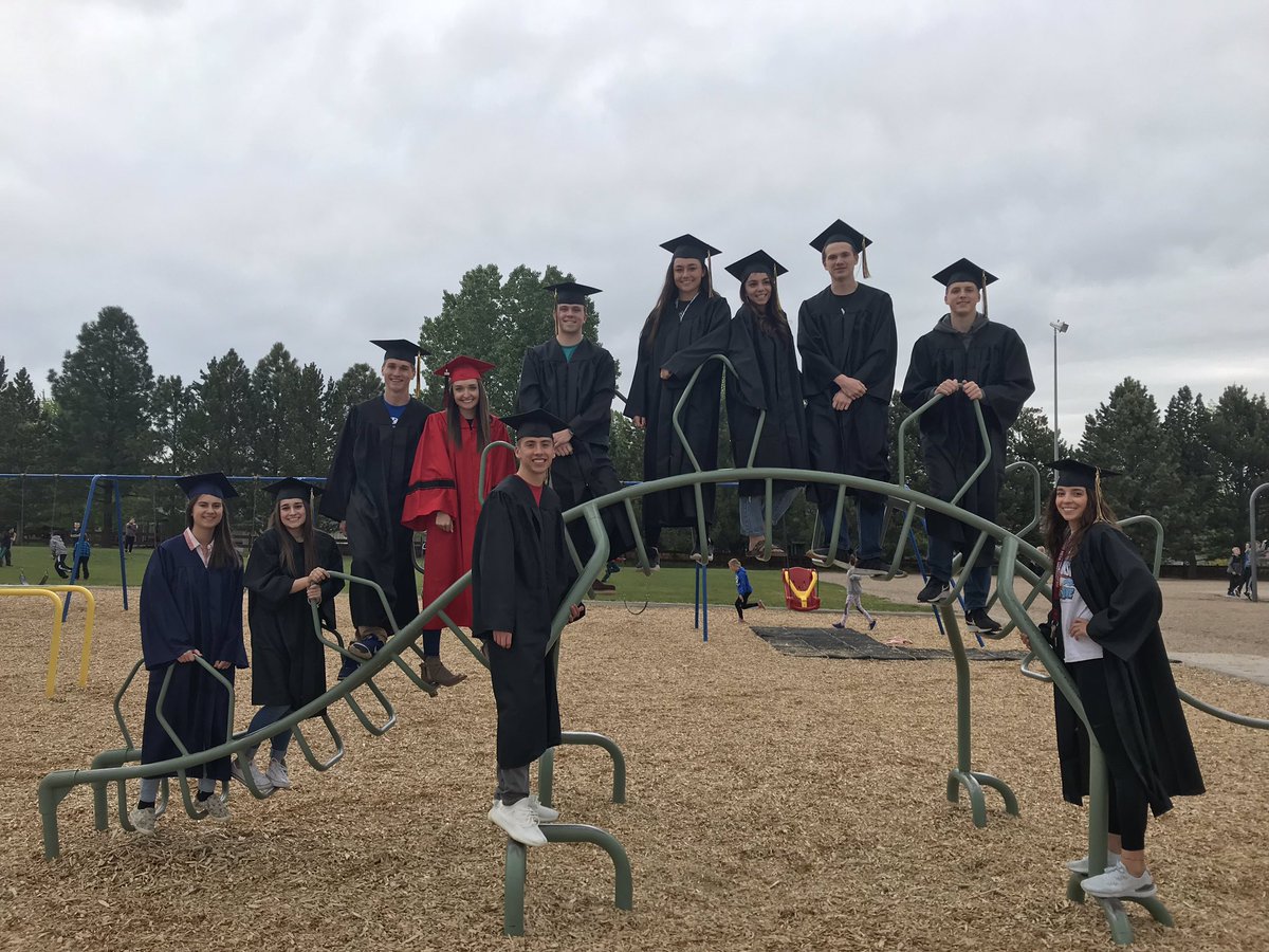 TVEagleSpirit's tweet photo. Graduates head back to where it all started! The Class of 2019 walks the halls once again at Namaqua Elem to remind kids the end goal is worth it! 🎓💛🖤🦅 @ThompsonR2J https://t.co/8NEt7xO9ml