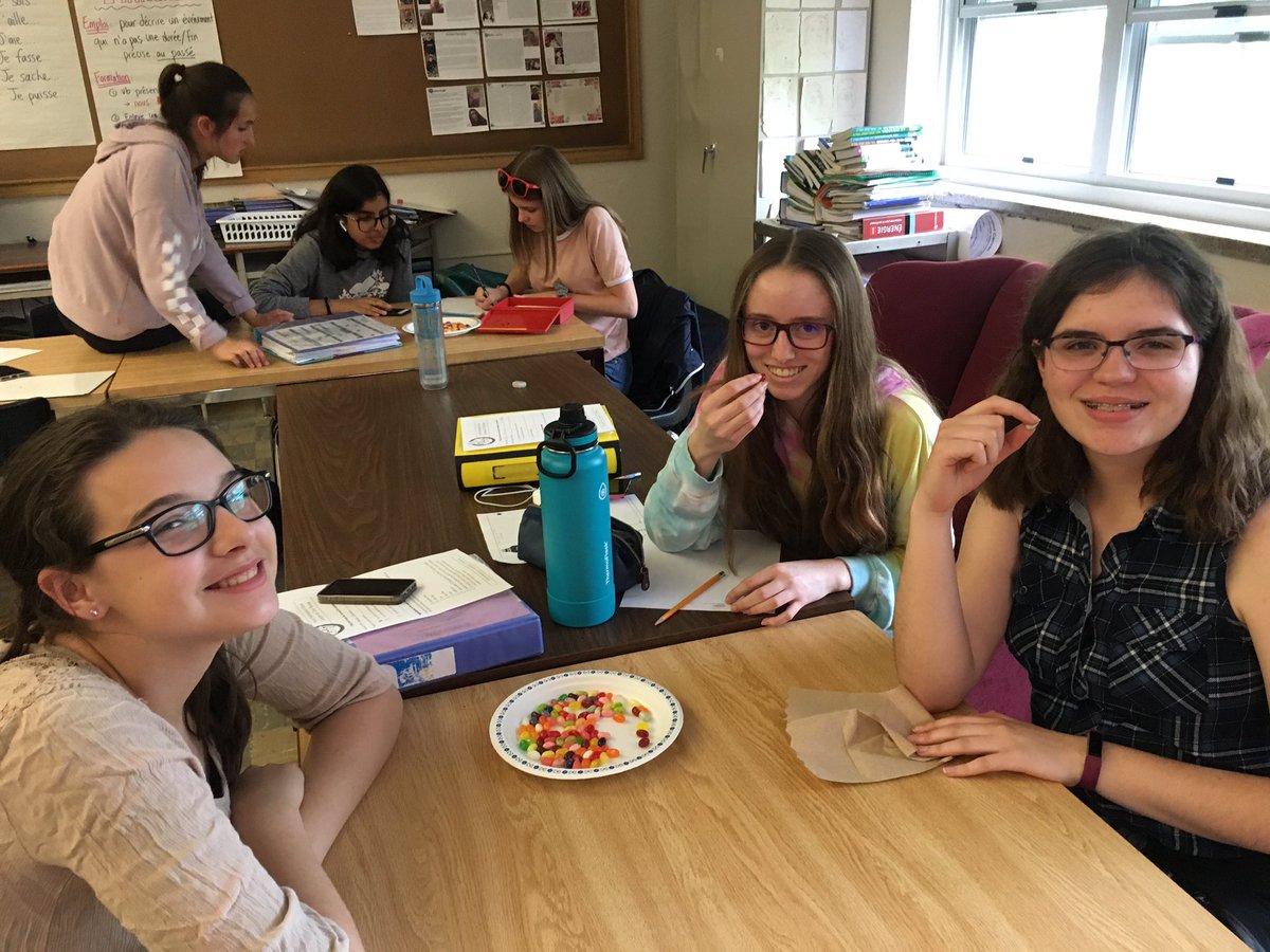 boonclass's tweet photo. “Experiential Learning” in French. Students describe the way food tastes by sampling different jelly belly’s- watch out for the “Savon” flavoured ones 😝#FSL #french #tvdsb @TVDSB @TVDSBGlobal https://t.co/fsR6gu4nMx