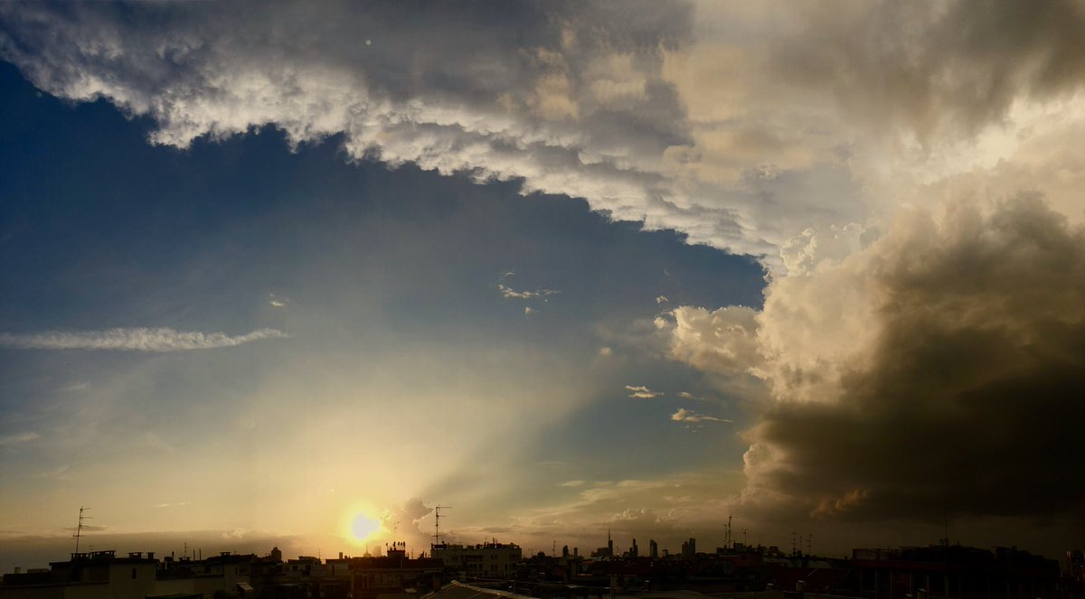 CielidiMilano's tweet photo. The sky of Milan city as you've never seen before. #CielidiMilano https://t.co/mn8Qgyzsjv