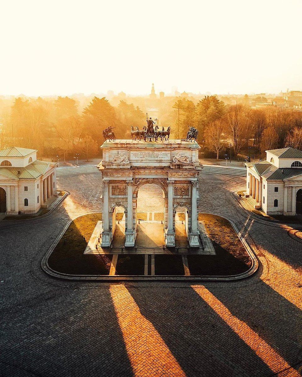 #Milano fotogenica: condottieri, cavalli e ombre lunghe 😍

📸 Giovanni Genzini (instagram.com/giovannigenzini)