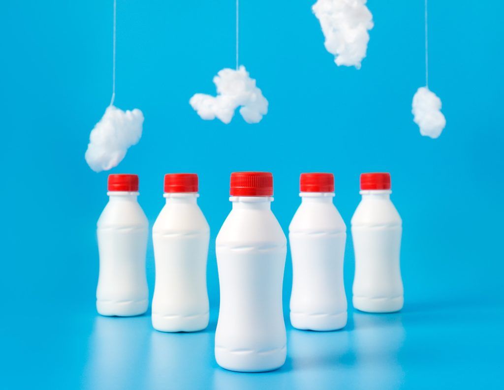 EssentielEco's tweet photo. Véritable fléau de notre époque, le plastique continue son inexorable contamination des océans.
Inexorable, vraiment ? ➠ La startup française #Lactips a fait sensation à #Vivatech en exposant son plastique biodégradable... réalisé à base de lait.
https://t.co/RccpdGx7me https://t.co/I9yn05rxyC