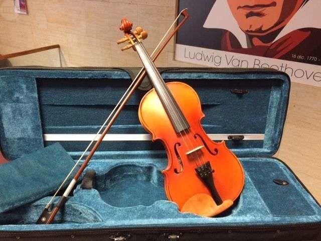 Torremusicalia's tweet photo. En #Torremusicalia tenemos diferentes tipos de violines y de diferentes tamaños #musica #violin https://t.co/aNVWZYnfCl