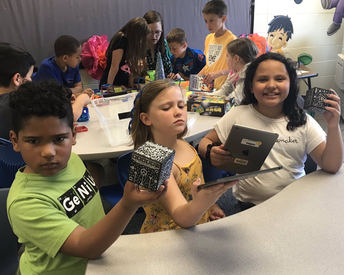 JenJReader's tweet photo. Mrs. Hassel's Creative Crew! @AvonMediaCenter #MakerSpace https://t.co/PW8aoe0pYg