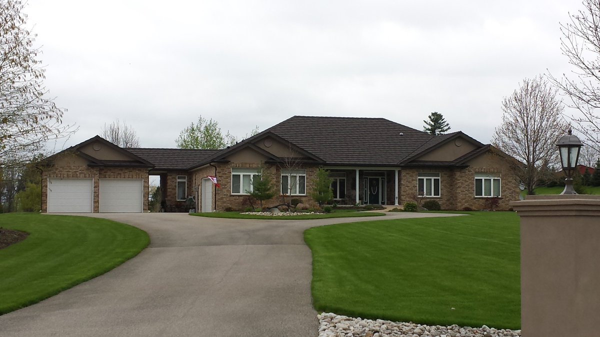 MetalRoofOutlet's tweet photo. Another beautiful roof completed by Metal Roof Outlet.  Go to https://t.co/X82hkNALeF for more details #Metalroofoutlet https://t.co/P8vaNacq6y