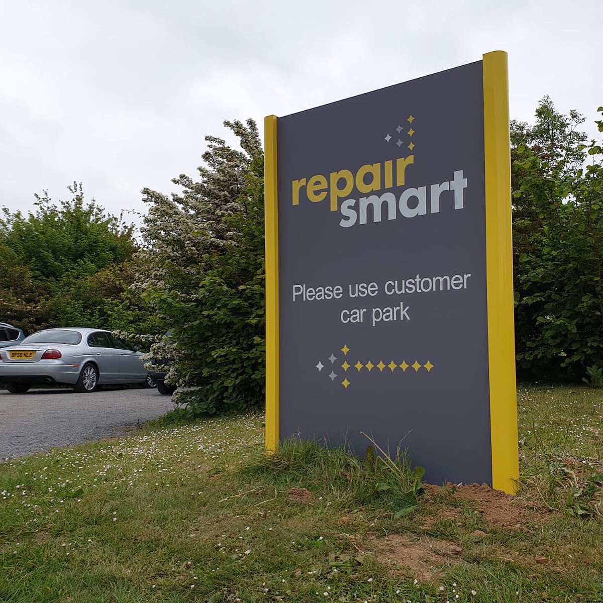 SignsNowUK's tweet photo. We are really proud to have been part of the rebranding project for @TheRepairSmart 
Supplying great looking signs to compliment a great looking brand. 
#signsnow #repairsmart #rebrand #branding #signs #sussexsigns #totem #monolith #illuminatedsigns #sussex #design https://t.co/Roz7WZLmfq