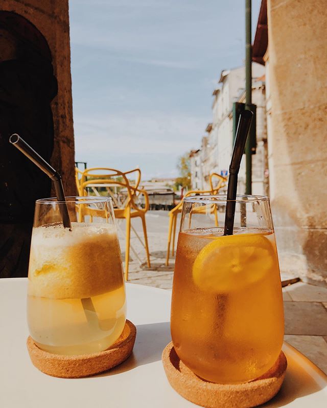 MeganWieber's tweet photo. Un délicieux thé glacé de chez @eklat_bayonne avec la super copine @laetitia_wildiary 🥰☀️ https://t.co/wJnVLhEBVX