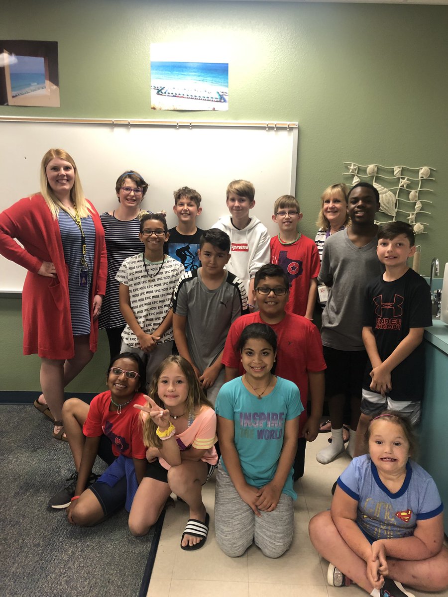 GESGeider's tweet image. We love celebrating our 5th graders!! 💖 #GESShineon