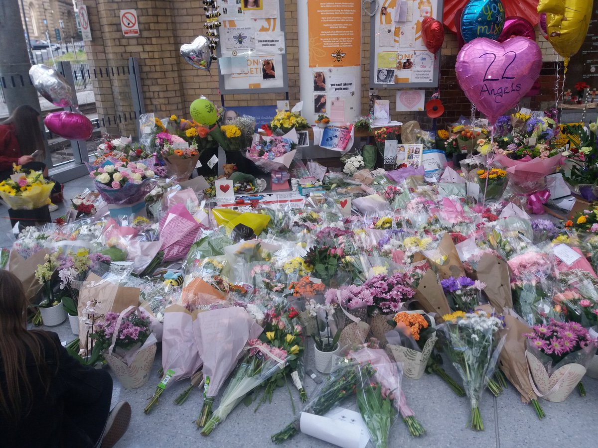 Lb_jesuisprest's tweet photo. Heartbreaking memorial for the #MCR22 at Victoria Station
Our bees still buzz! #BeesForManchester #aheartformanchester https://t.co/q1y33o7vkq