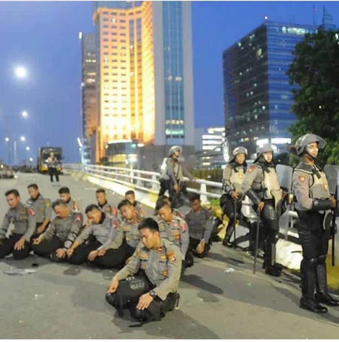 Mereka tetap beribadah walau dalam keadaan Siaga 🙏🙏🙏

#kamibersamatnipolri