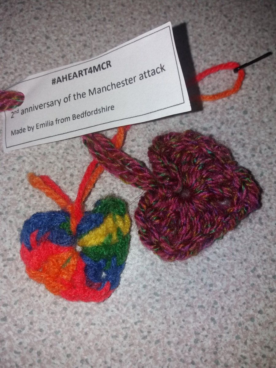 Lb_jesuisprest's tweet photo. Heartbreaking memorial for the #MCR22 at Victoria Station
Our bees still buzz! #BeesForManchester #aheartformanchester https://t.co/q1y33o7vkq