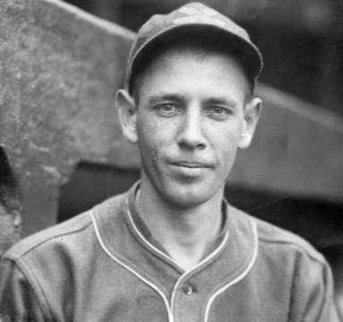 ConBasesLlenas's tweet photo. #EfemeridesMLB Hoy en 1938, Ted Lyons llega a 200 victorias, cuando Chicago derrota a Washington 9-2. El futuro miembro del Salón de la Fama, apodado "Sunday Teddy" por su éxito los domingos, ganaría 52 de las 82 decisiones en ese día de la semana desde 1939 hasta 1942 #TedLyons https://t.co/Qhhad2PLnn