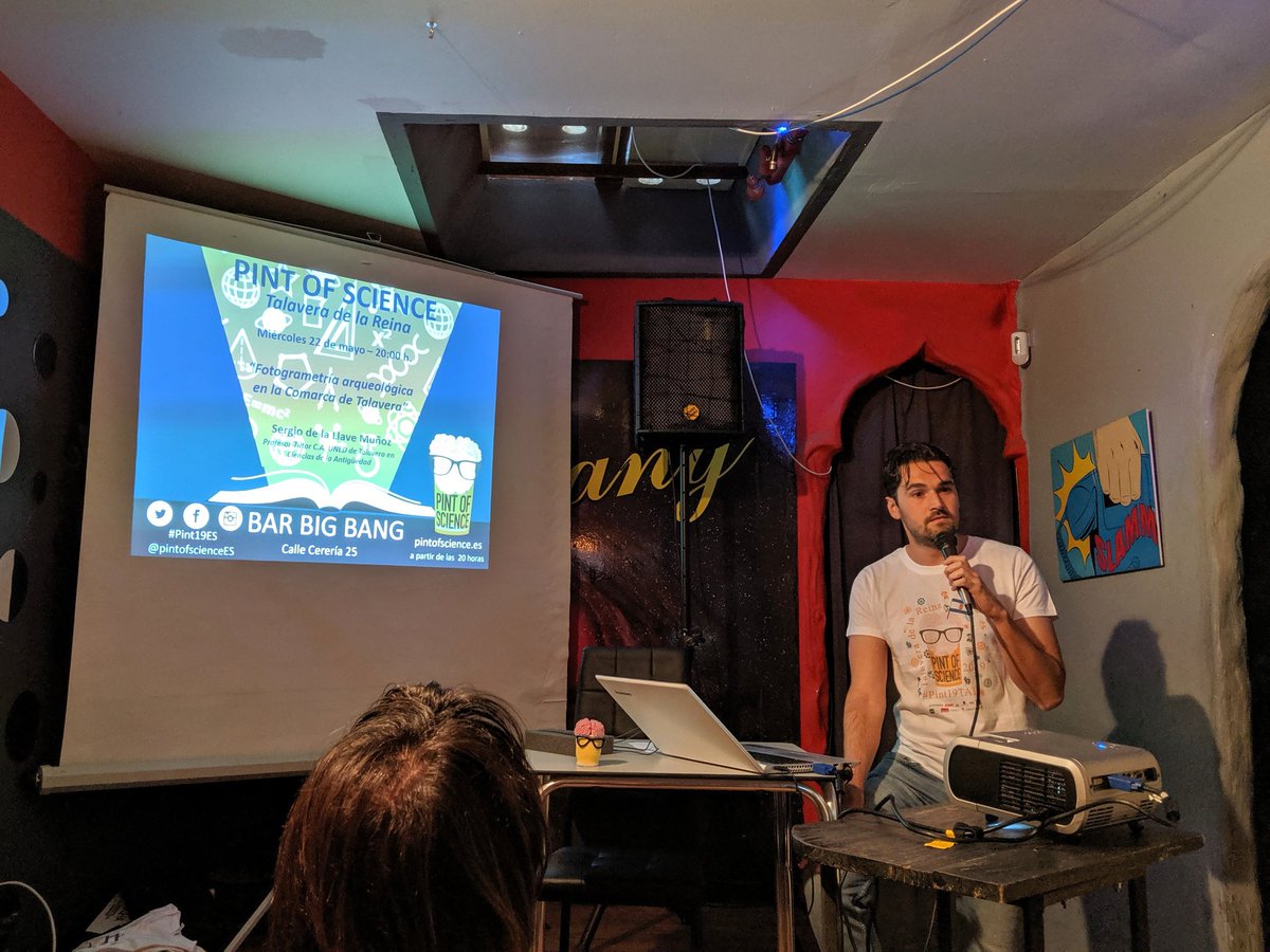 TurbanMinor's tweet photo. ¡#Pint19ES ha llegado a Talavera!
Súper interesante el uso de la fotogrametría en los restos arqueológicos de la comarca. A partir de un mosaico de fotos, se hace una reconstrucción 3D virtual. Nos lo ha enseñado @SERGIODELALLAVE 🏺 en el bar Big Bang. #Pint19TAL https://t.co/IcYMc93XVH