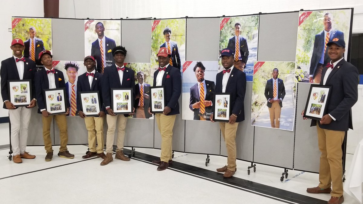 daphne_league's tweet photo. The importance of College Tour. Five out of nine students in this picture are made their minds up from a college tour that we offer during this year. #selfinvestement  @BCBESchools @UnitedWBaldwin @kapsi1911 @NtlGuideRight https://t.co/V7dF3L8lOn