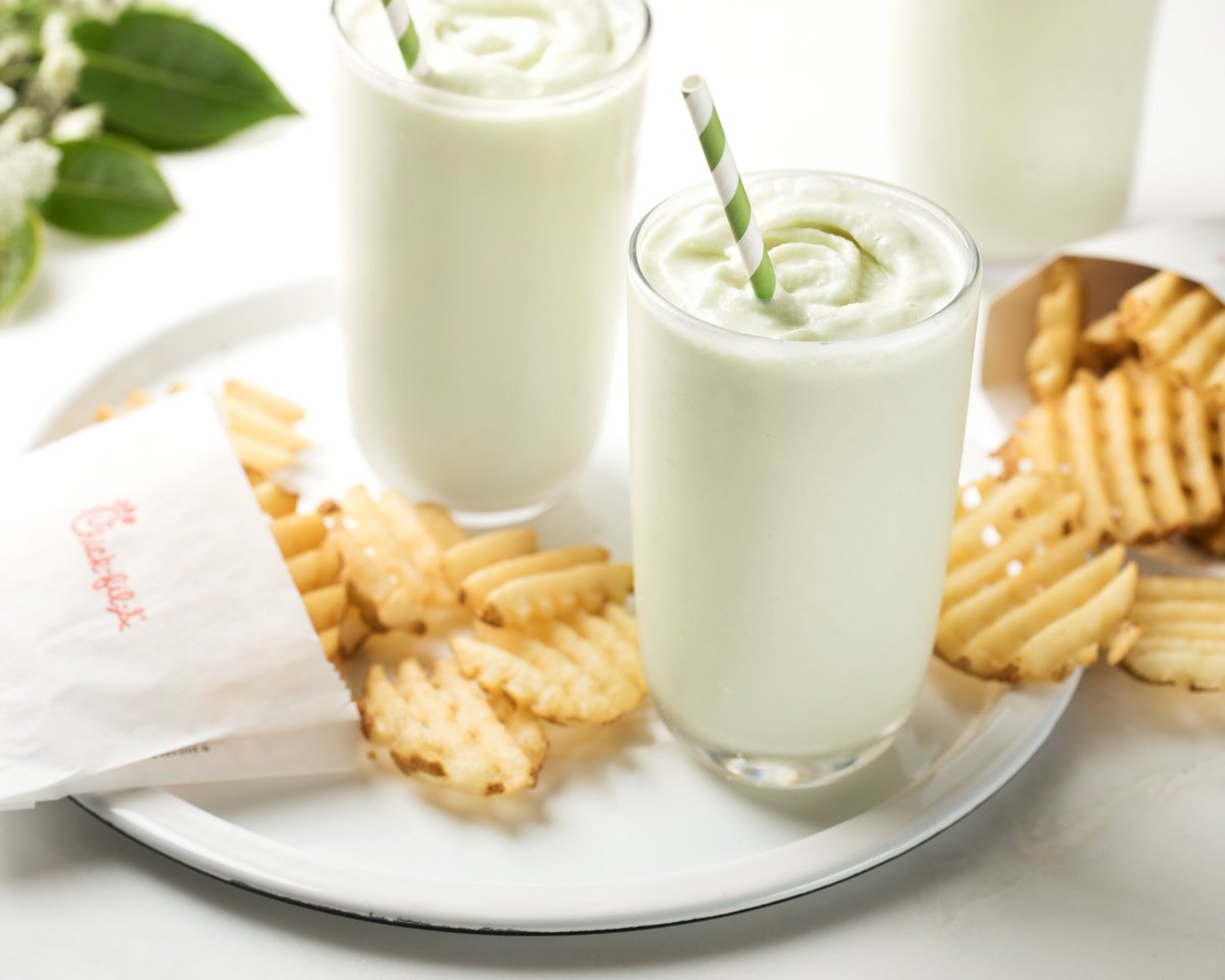 ftwrightcfa's tweet image. There's only a few more days for you to enjoy Chick-fil-A Seasonal Frosted Key Lime!!!