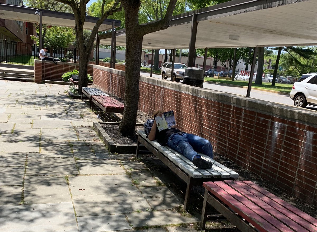cocom1226's tweet photo. What a beautiful day to #readoutside 🌞🌸 #mixitup #ewmms https://t.co/53BxHmS5mj