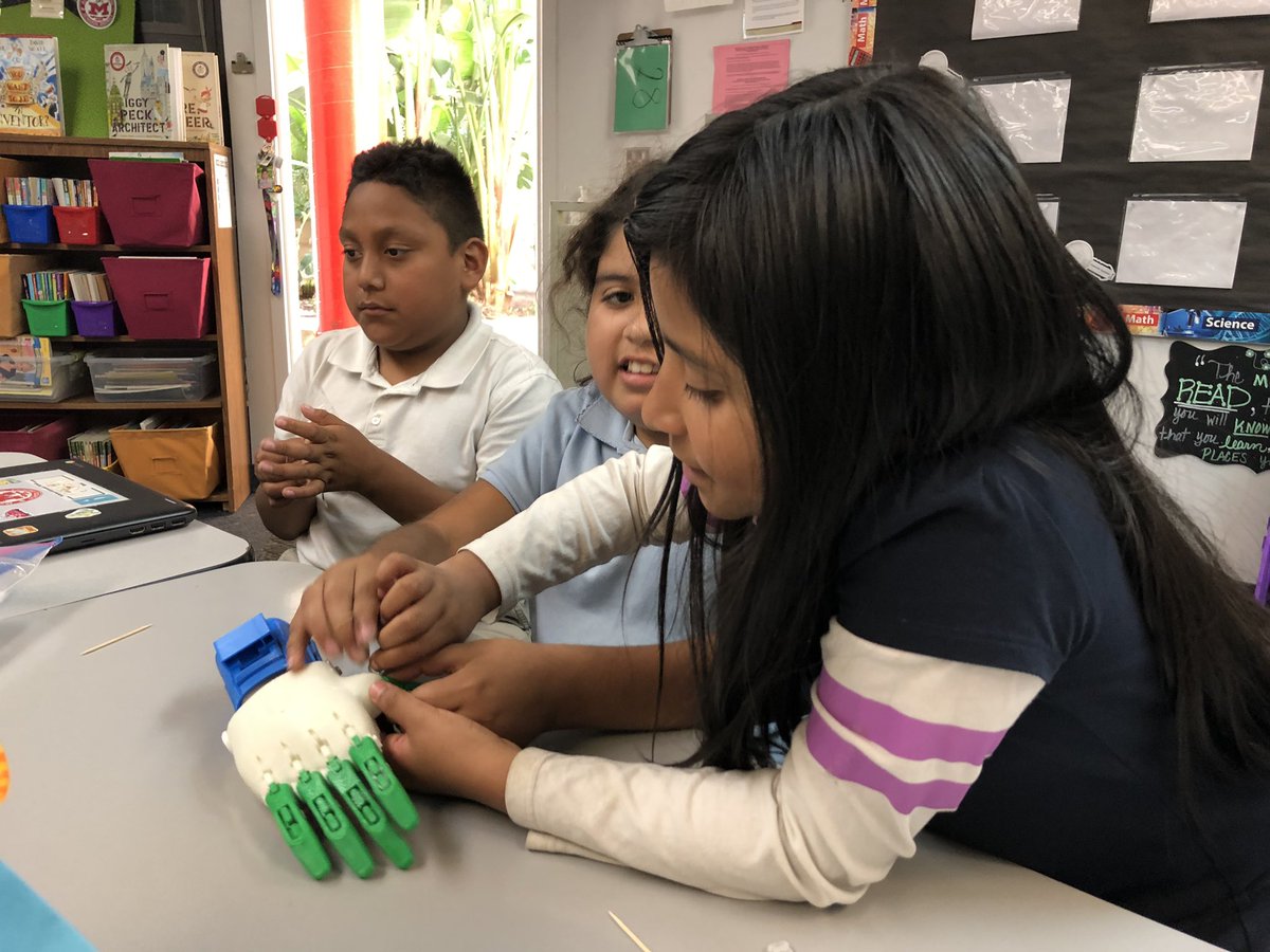 csubted's tweet photo. We’re back with @3rdGrade_STEAM and her outstanding 3rd graders as they begin to string the prosthetic hands and create books to describe their process. Mrs. Perez demonstrates that teaching is more than a job; it’s a movement for a better world. #teachkern #teach4change https://t.co/LmZRiTlGNR