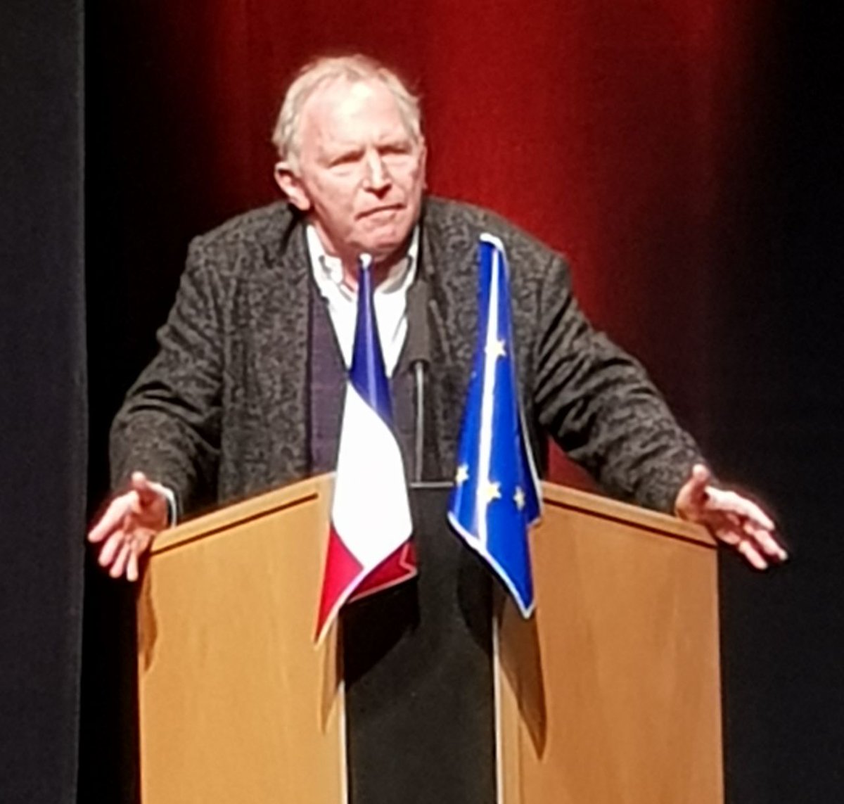 EMLannion's tweet image. Tres belle délégation @EMLannion ce soir à Langueux ! "Breton, Français et Européen en même temps !", résume @JY_LeDrian. Bernard Guetta appelle à voir l'Europe comme elle l'est, menacée, et @joel_le_jeune salue les élus locaux qui affichent leur engagement pour @Renaissance_UE !