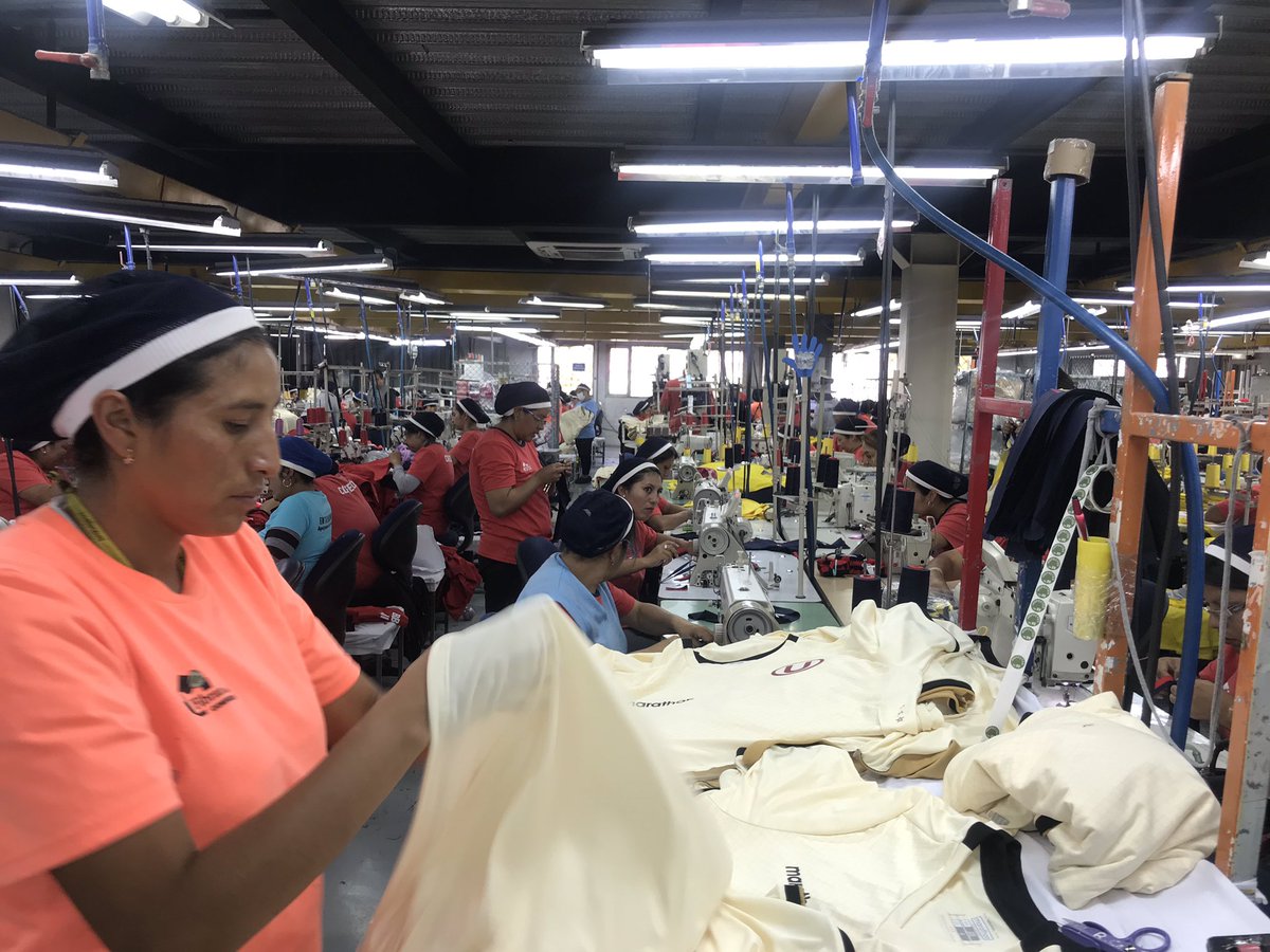 AITE_Ecuador's tweet photo. El Ministro Coordinador de la Producción (S) #YuriParreño recorrió la empresa textil #Fibran en el norte de Quito. Allí pudo ver de primera mano los procesos de la compañía, en la fabricación de prendas de vestir @Produccion_Ecu @marathonsports_ @panchidalbo https://t.co/VZIrSvrcb5