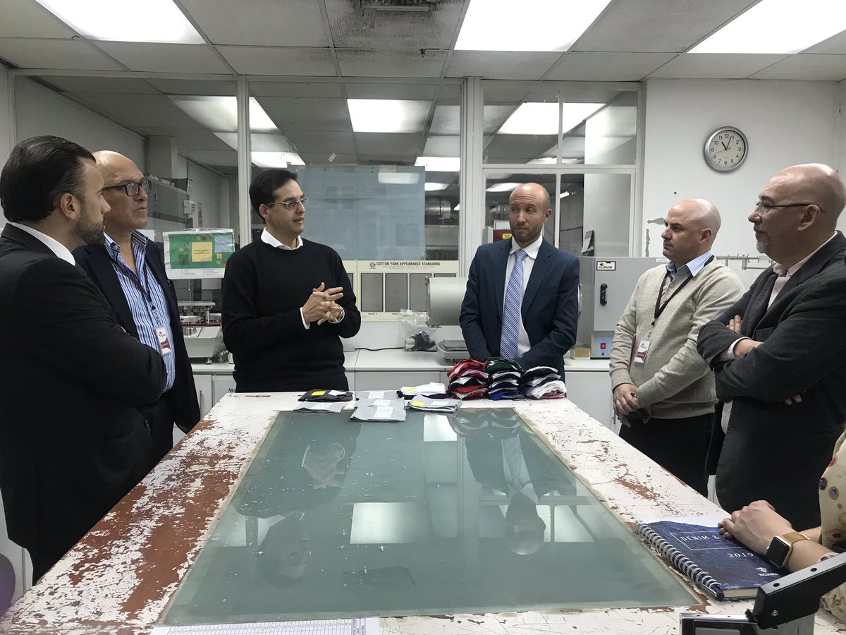 AITE_Ecuador's tweet photo. El Ministro Coordinador de la Producción (S) #YuriParreño recorrió la empresa textil #Fibran en el norte de Quito. Allí pudo ver de primera mano los procesos de la compañía, en la fabricación de prendas de vestir @Produccion_Ecu @marathonsports_ @panchidalbo https://t.co/VZIrSvrcb5