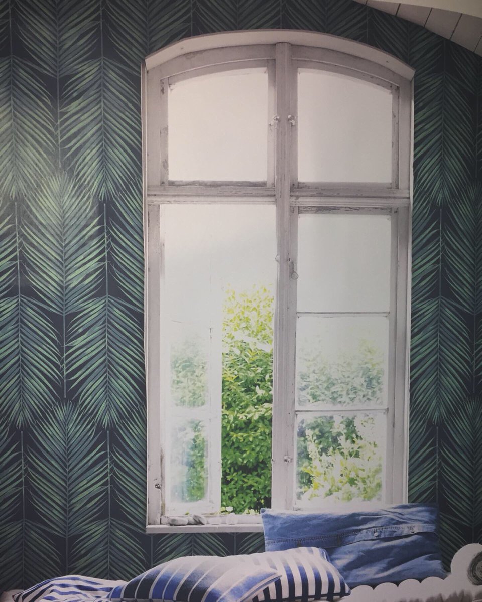 paintersplacebm's tweet photo. Celebrating #wallpaperwednesday with a tropical pattern from one of our newest books, Beach House! https://t.co/PIJ8EChcF1