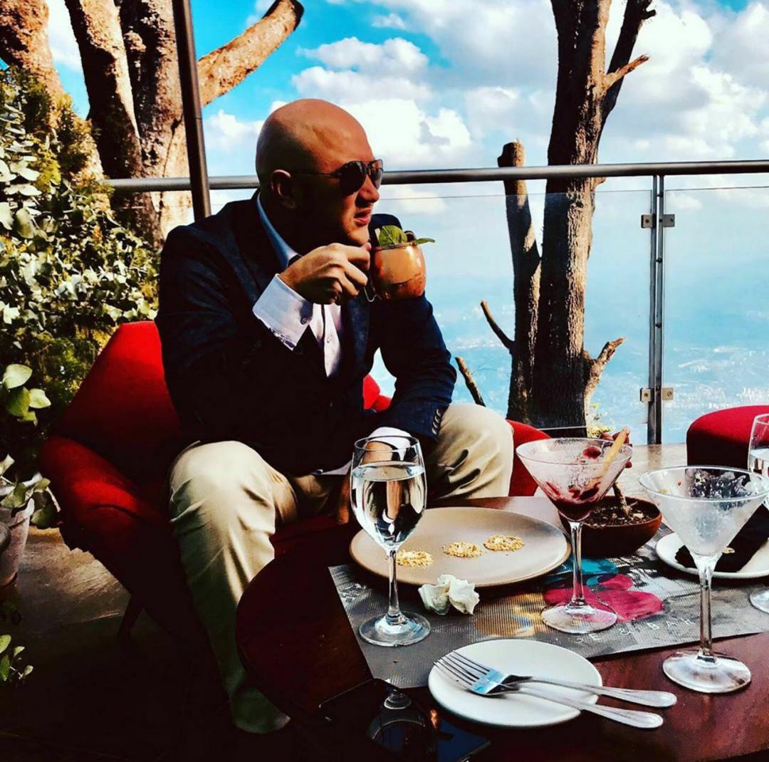 Pedro Carvajalino en VTV cuando le habla a los chavistas de socialismo y que ser rico en malo vs Pedro Carvajalino comiendo en el bar 1956  que está en El Ávila (Caracas), donde todo se paga en dólares. 

Srs. chavistas ¿ven como se burlan de ustedes en sus caras?