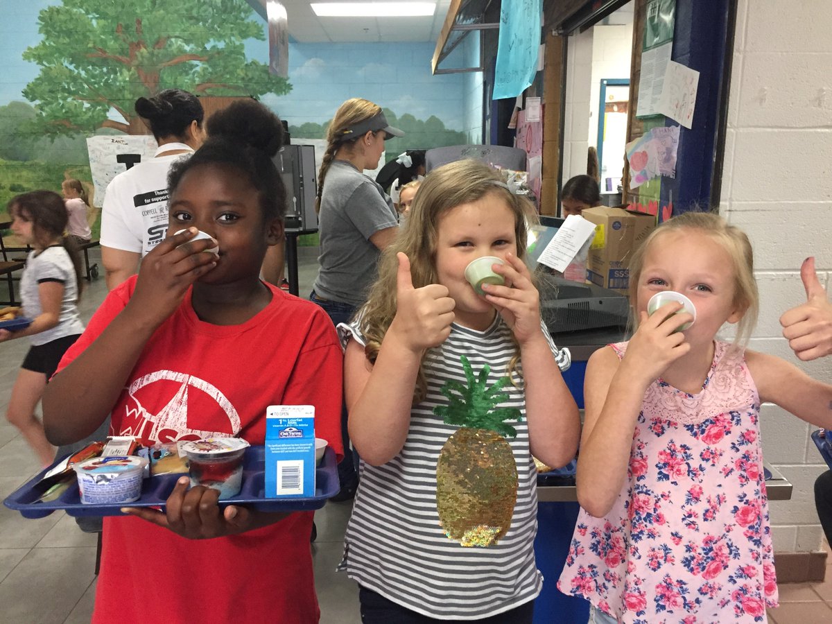 CISDNutrition's tweet photo. We served Green Smoothies today @gowilsonrangers using fresh kale from the #SchoolGarden! 🥗 What a fun treat on the second to last day of school!  The students loved it!  #CISDSchoolGardens #SchoolGardens #RealSchoolGarden #EatLocal #CISDOurStory https://t.co/CvJamoLGwM