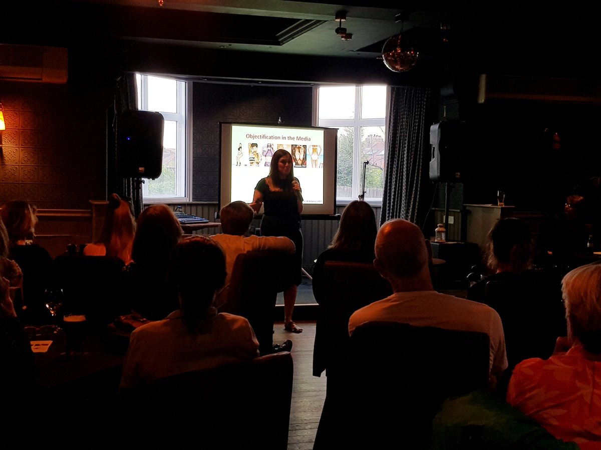 Second speaker tonight at #york #beautifulmind <a href="/pintofscience/">Pint of Science UK</a> is <a href="/DrBethBell/">Dr Beth T Bell</a> from <a href="/YSJPsych/">Psychology @ YSJ</a> 

She’ll be sharing insights from her research on selfie-presentation on Instagram 💅💄💇‍♀️🤳

#pint19 #psychology <a href="/YorkPsychology/">York Psychology</a> <a href="/thewinningpost/">The Winning Post</a>