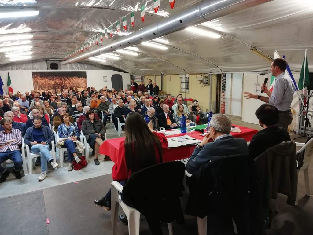 LucaRinieri's tweet photo. Il tendone pieno, l'entusiasmo delle persone, la competenza degli interventi. #forlì è con @gio_calderoni! Grazie per il sostegno @marcodimaio e @AnnaAscani #amaracmand #il26votopd https://t.co/8XD0S97sjl