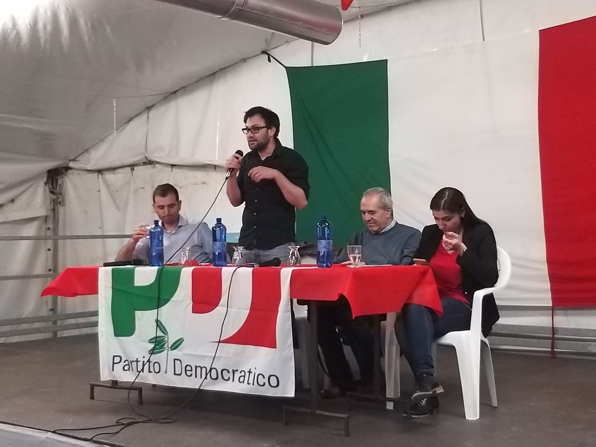 LucaRinieri's tweet photo. Il tendone pieno, l'entusiasmo delle persone, la competenza degli interventi. #forlì è con @gio_calderoni! Grazie per il sostegno @marcodimaio e @AnnaAscani #amaracmand #il26votopd https://t.co/8XD0S97sjl