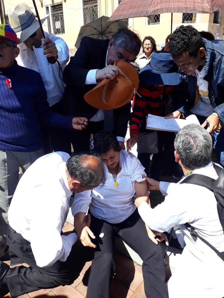 AzuayJubilados's tweet photo. Nuestra solidaridad con la compañera jubilada que se desmayó durante la marcha pacífica. 
No es justo que por la falta de respuestas del Gobierno Central, a nuestra edad debamos exponernos a situaciones que atentan con nuestra salud. 
Hoy inicia huelga de hambre. || @RichardM_A https://t.co/yGX6ZEC779