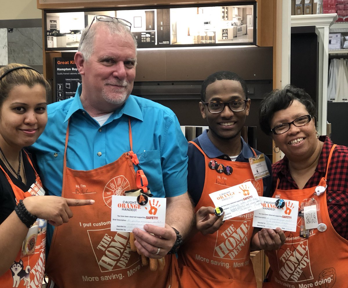 dlw877's tweet image. S...A...F...E...T...Y
Look who got #caughtorangehanded
by Dorice &amp;amp; Arifa... Bill &amp;amp; Isiah!!!! Way to go working safe in the aisle!!!
👍🏻🙌🏻👏🏻😁👍🏻🙌🏻👏🏻😁👍🏻🙌🏻👏🏻😁
#nicehairdodorice😆